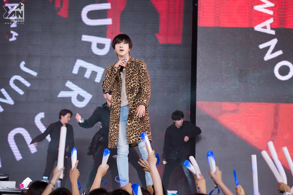 Super Junior và Chungha tái hiện sự chuyển hóa của làng nhạc Hàn qua từng thế hệ trên sân khấu Việt