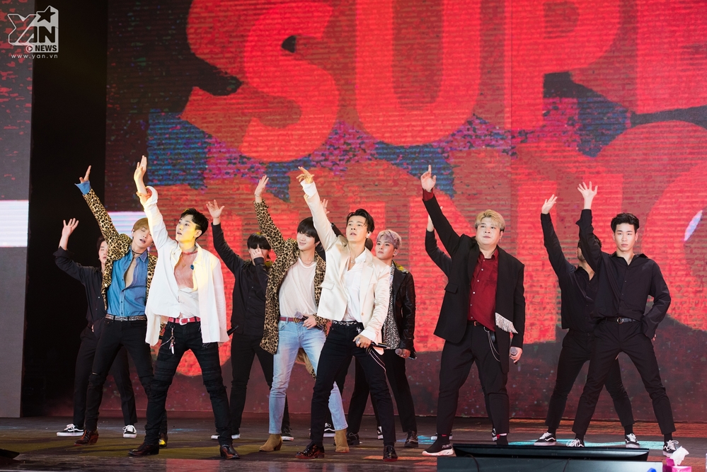 Super Junior và Chungha tái hiện sự chuyển hóa của làng nhạc Hàn qua từng thế hệ trên sân khấu Việt