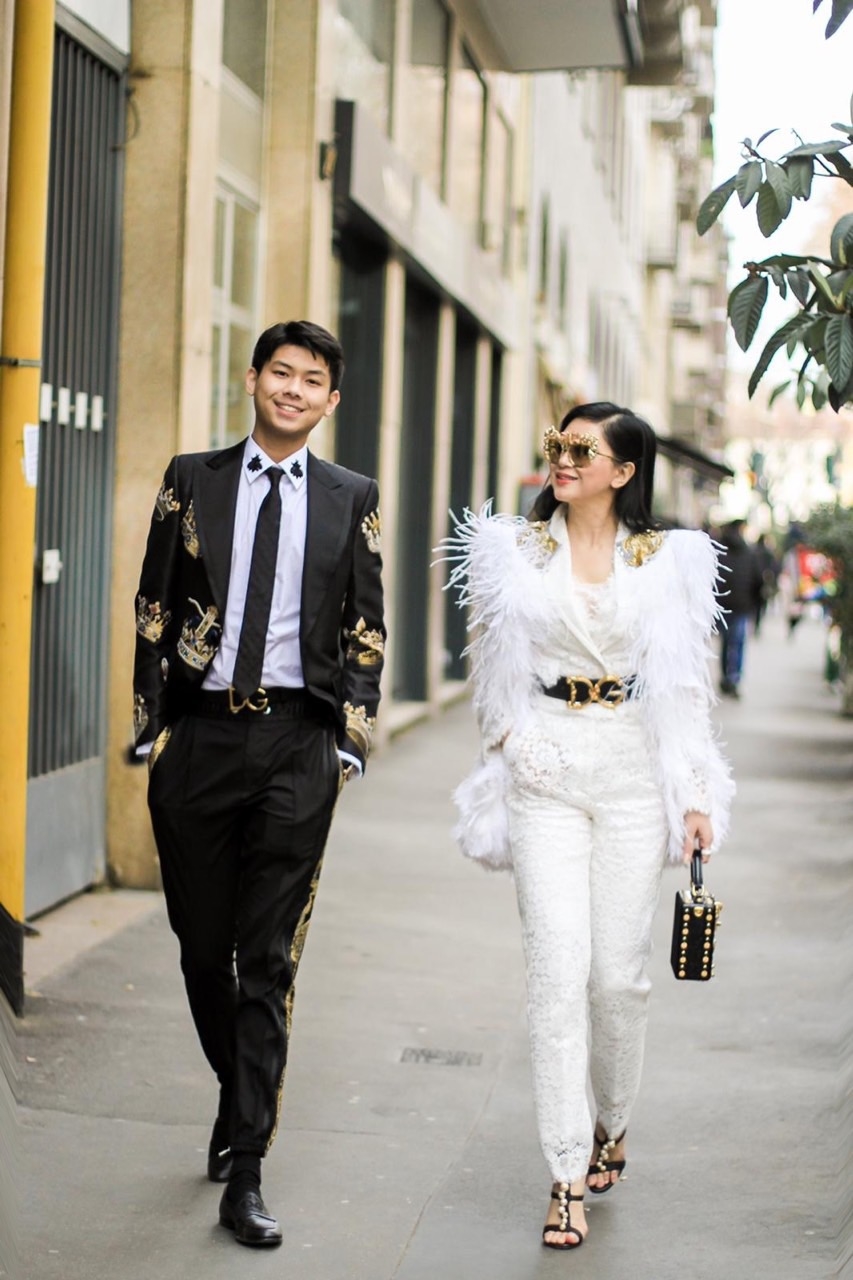 
Sải bước trên đường phố Milan cùng cậu con trai út, bà lựa chọn một bộ vest trắng phá cách, tạo kiểu độc đáo của thương hiệu Dolce&Gabbana phối hợp ăn ý cùng với bộ vest đen lịch lãm của cậu con trai.