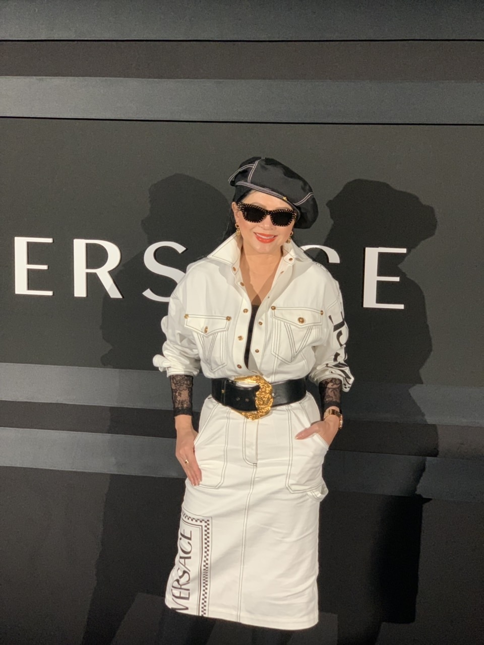 
Trong show của Versace, mẹ chồng Hà Tăng thu hút moi ánh nhìn với bộ trang phục thời thượng từ chiếc váy cá tính cho đến những món phụ kiện độc đáo như chiếc thắt lưng bản to hay chiếc mũ nồi cách điệu.