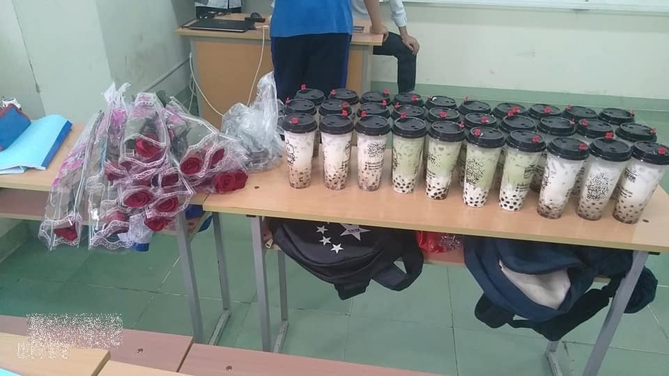 
Nam sinh tặng trà sữa cho bạn gái trong lớp khiến CĐM trầm trồ​