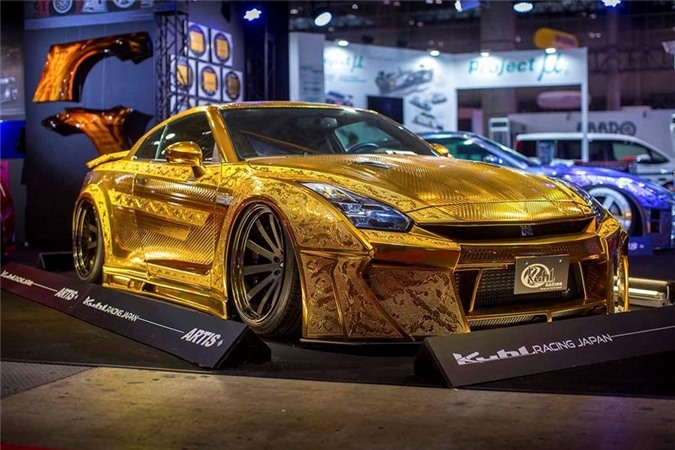 
Nissan GT-R được mạ vàng.