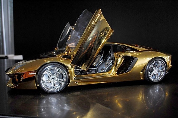 Tiền đạo Arsenal lái Lamborghini Aventador mạ vàng trị giá 82 tỷ VNĐ