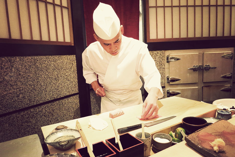 
Nghề đầu bếp sushi ở Nhật Bản chỉ dành cho đàn ông. 