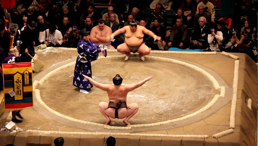 
Phụ nữ không dược bước chân vào các sân đấu Sumo. 