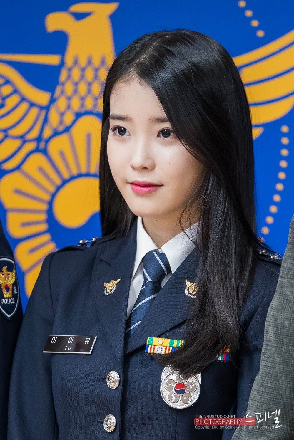 
IU chắc chắn là nữ cảnh sát xinh đẹp nhất tại Đại Hàn Dân Quốc rồi.