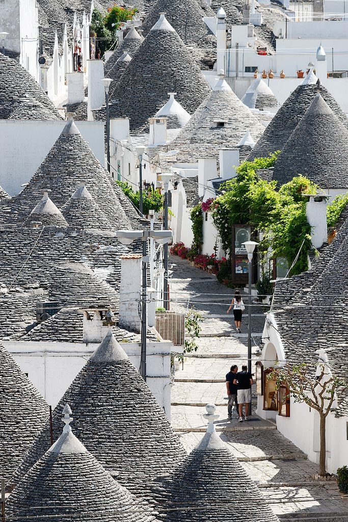 
Alberobello lÃ  má»t thá» tráº¥n nhá» náº±m á» vÃ¹ng Puglia nÆ°á»c Ã. NÆ¡i ÄÃ¢y ná»i tiáº¿ng vá»i nhá»¯ng ngÃ´i nhÃ  cÃ³ tÃªn Trullo, ÄÆ°á»£c UNESCO cÃ´ng nháº­n lÃ  Di sáº£n tháº¿ giá»i. CÃ¡c Trullo lÃ  nhá»¯ng ngÃ´i nhÃ  lá»u ÄÆ°á»£c dá»±ng báº±ng nhá»¯ng táº¥m ÄÃ¡ vÃ´i dáº¹p cÃ³ pháº§n mÃ¡i hÃ¬nh nÃ³n, khÃ´ng sá»­ dá»¥ng vá»¯a vÃ  cÃ³ thá» thÃ¡o rá»i báº¥t cá»© lÃºc nÃ o.