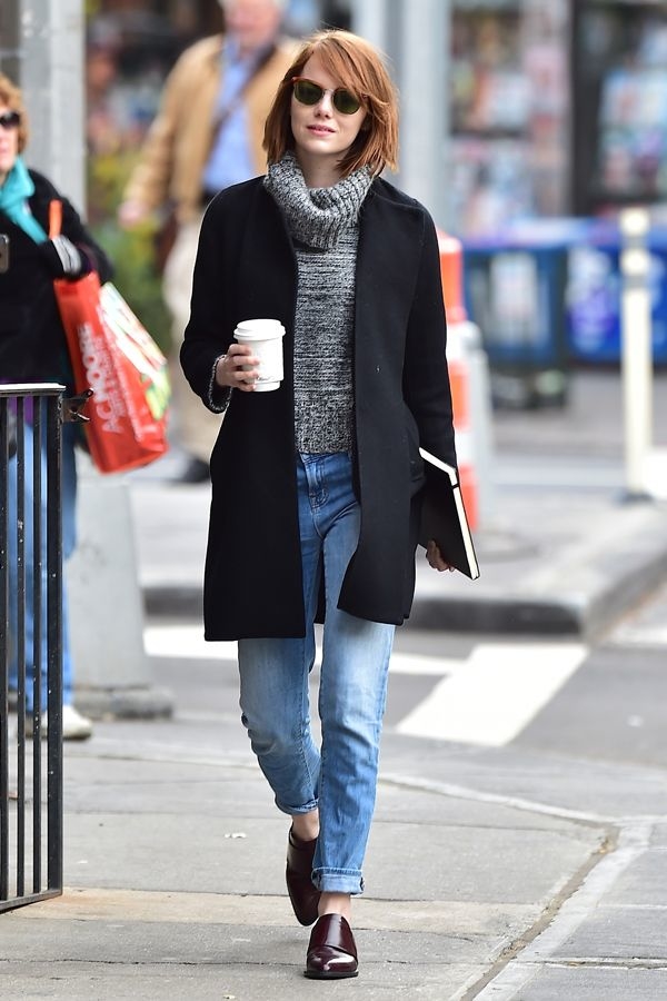 
Thế nhưng thật bất ngờ khi biết phong cách đường phố ưa chuộng của cô nàng lại là quần jean và áo thun, và Emma luôn biết khéo léo kết hợp với những chiếc blazer đầy sang trọng.