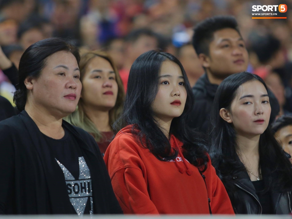 
Bạn gái tin đồn của cầu thủ Đoàn Văn Hậu cũng xuất hiện trên khán đài hôm nay (Ảnh: Sport5)