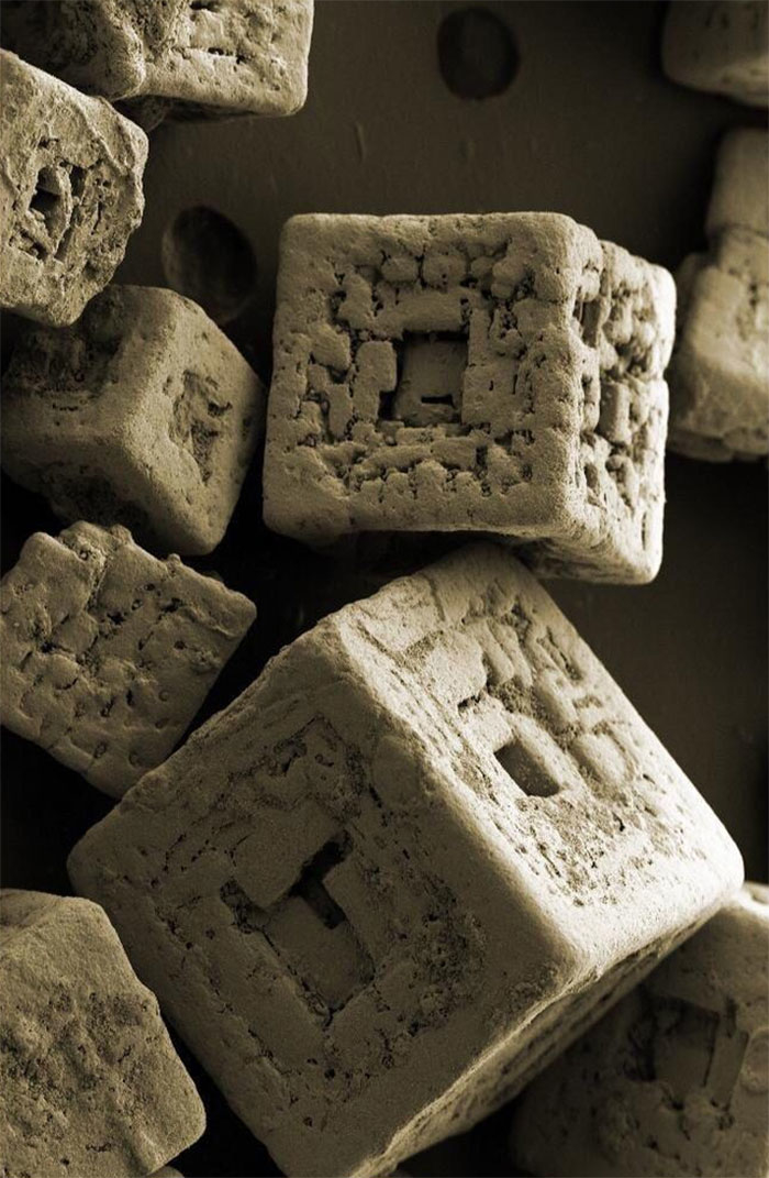 
Bạn nghĩ đây là những viên đá tự nhiên? Nhưng thực tế chúng là các tinh thể muối. Muối là hợp chất ion tạo thành từ nguyên tử natri và clorua. Chúng sẽ tự sắp xếp thành hình khối khi tạo thành một tinh thể. Chỉ dưới ống kính hiển vi, bạn mới nhìn thấy được điều này.