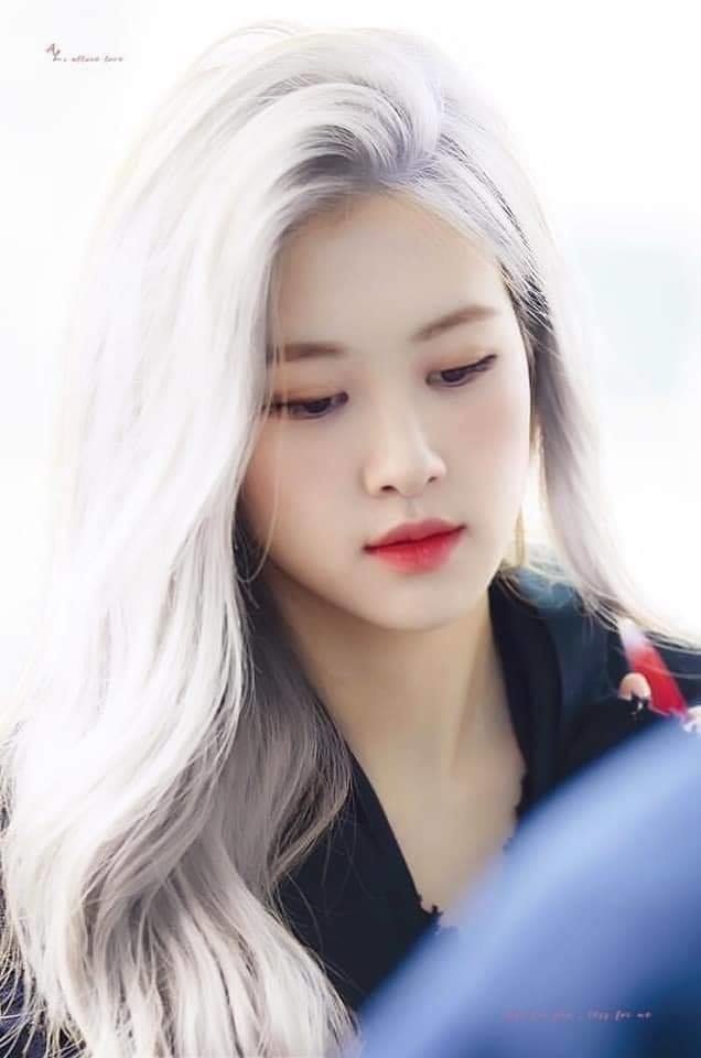 Rosé - một trong những cô nàng của nhóm nhạc BLACKPINK vừa khiến cả thế giới phải trầm trồ với màu tóc \