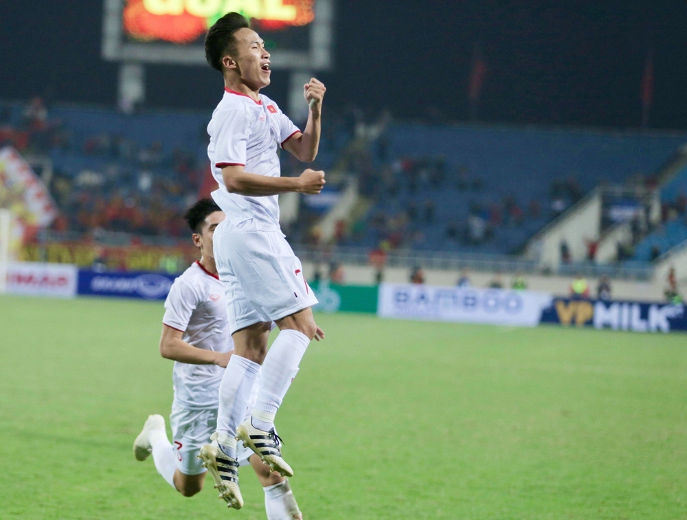 Triệu Việt Hưng nhảy lên ăn mừng bàn thắng ở phút bù giờ cuối cùng. Ảnh: Sport5