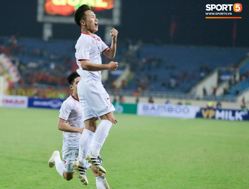 
Người ghi bàn thắng "vàng" cho U23 Việt Nam là tiền vệ Triệu Việt Hưng - cầu thủ thuộc biên chế HAGL.