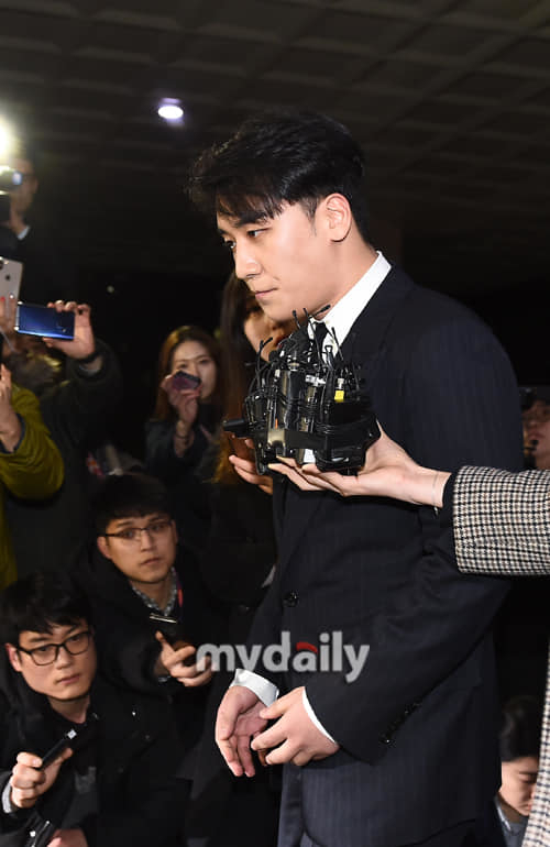 NÓNG: Sự nghiệp của Seungri đứng trước bờ vực thẳm khi phóng viên SBS tung toàn bộ tin nhắn gốc