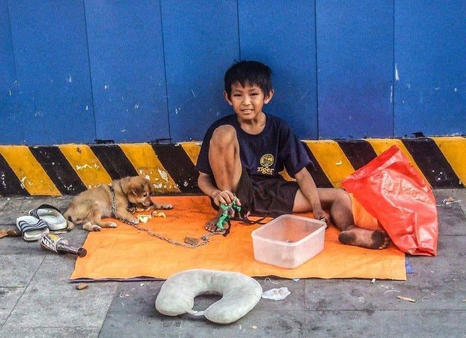 Nụ cười tươi tắn của một cậu bé ăn xin và tình bạn đẹp với một chú cún nhỏ sẽ khiến bạn không thể không xem hình ảnh này. Cảm nhận được tình cảm đầy ấm áp và sự đồng cảm giữa cậu bé và chú cún, đó sẽ là một trải nghiệm tuyệt vời mà bạn không thể bỏ lỡ.