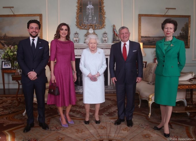 
Nữ hoàng Anh đón chào gia đình Hoàng tộc đến từ Jordan