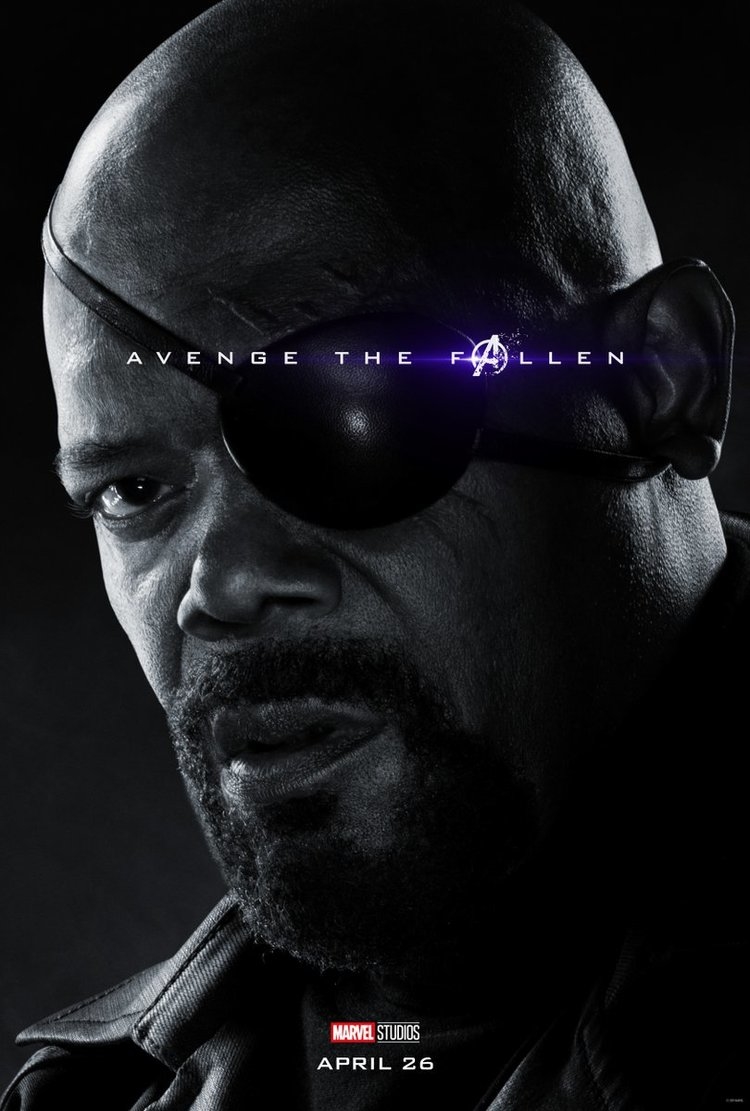 
Nick Fury, người thành lập nên nhóm Avengers, vẫn kịp lấy máy liên lạc ra bấm nút cầu cứu Captain Marvel trước khi tan biến.