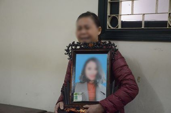 Vụ Châu Việt Cường nhét tỏi khiến cô gái tử vong: Mẹ nạn nhân mang di ảnh đến tòa khóc ngất