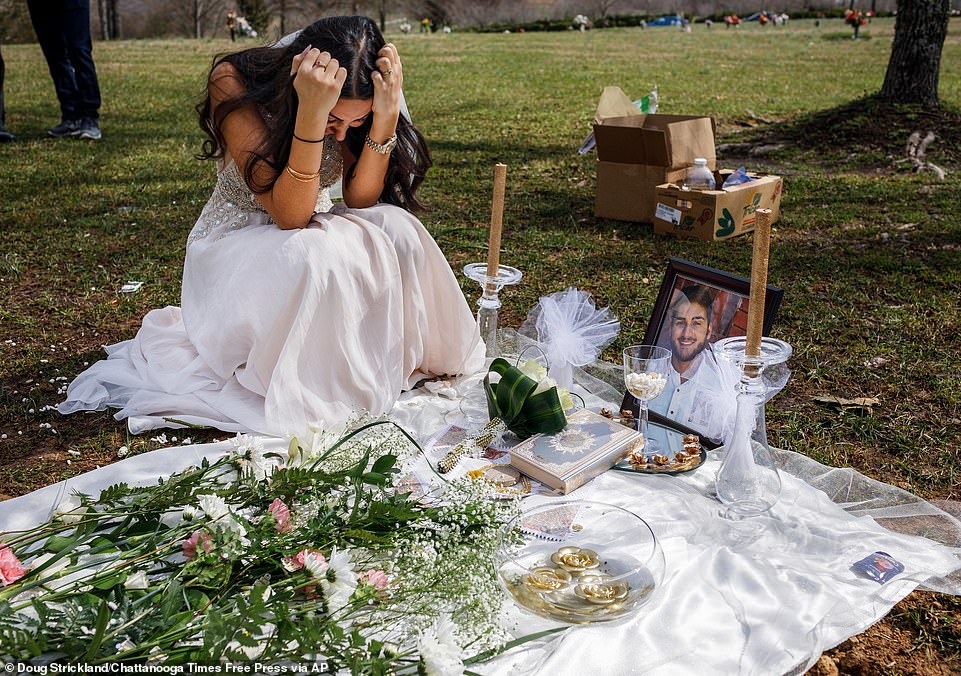 
Sara Baluch khóc ngất bên mộ của chồng sắp cưới