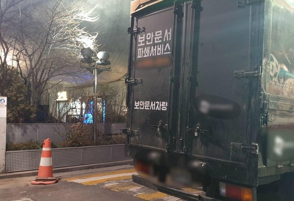 
Hình ảnh 2 xe tải chở rất nhiều tài liệu được YG mang đi thiêu hủy ngày 28/2.
