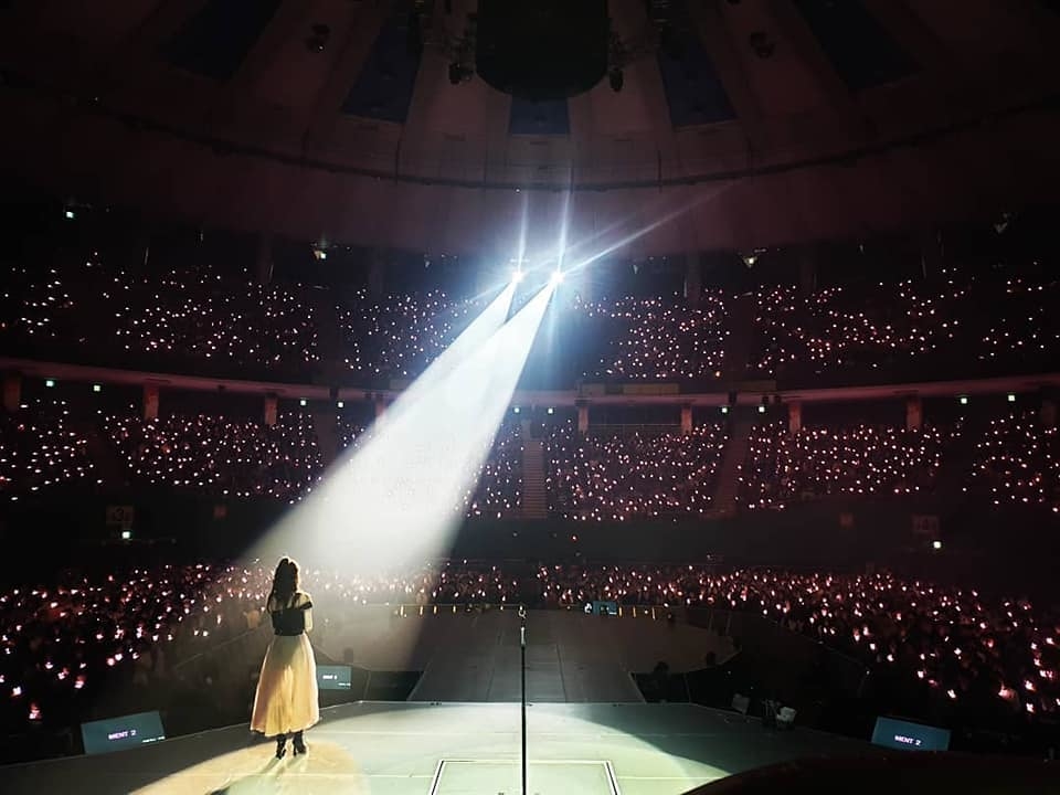 Dự concert của Taeyeon, Yoona đẹp như đi chụp ảnh hoạ báo, 