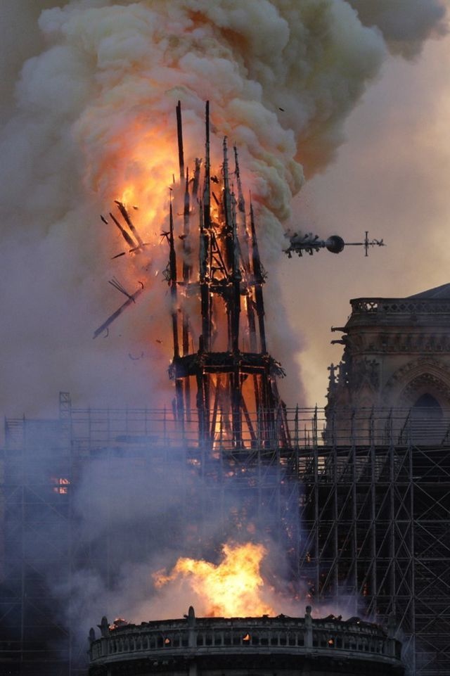 Tháp chuông vỡ tan trong biển lửa và khói. Ảnh: AFP