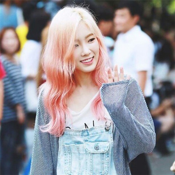 Idol Kpop đua nhau để tóc nhuộm hồng: Jimin đẹp không tì vết, Taeyeon trẻ hơn tuổi thật