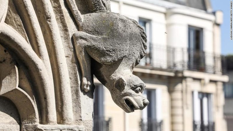 Những linh vật Gargoyle là tác phẩm điêu khắc trang trí trên những bậc thang ở tòa tháp đôi. 