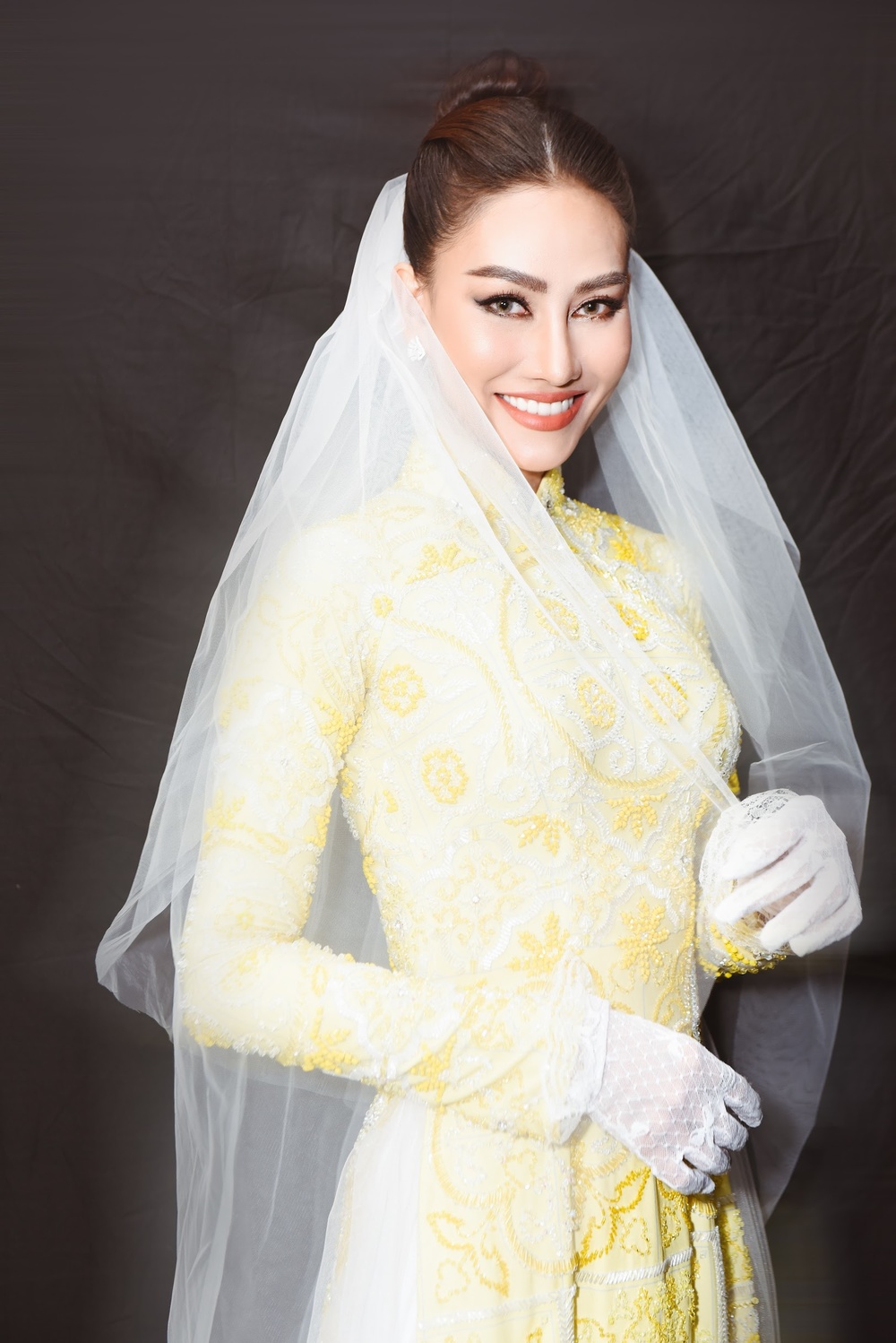 Á hậu Kim Duyên gợi cảm trên thảm đỏ, hoá cô dâu nhẹ nhàng trên sàn catwalk