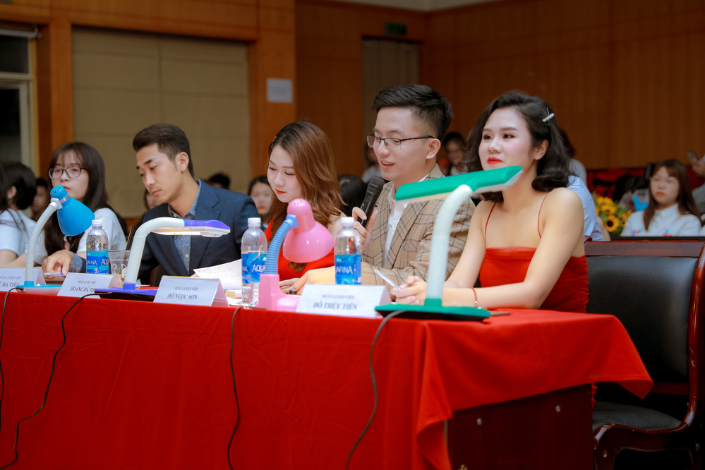  
Ban Giám khảo Vòng 3 - Bán kết: Bá Tiến - Hà Thu - Ngọc Sơn - Thủy Tiên (từ trái sang phải).