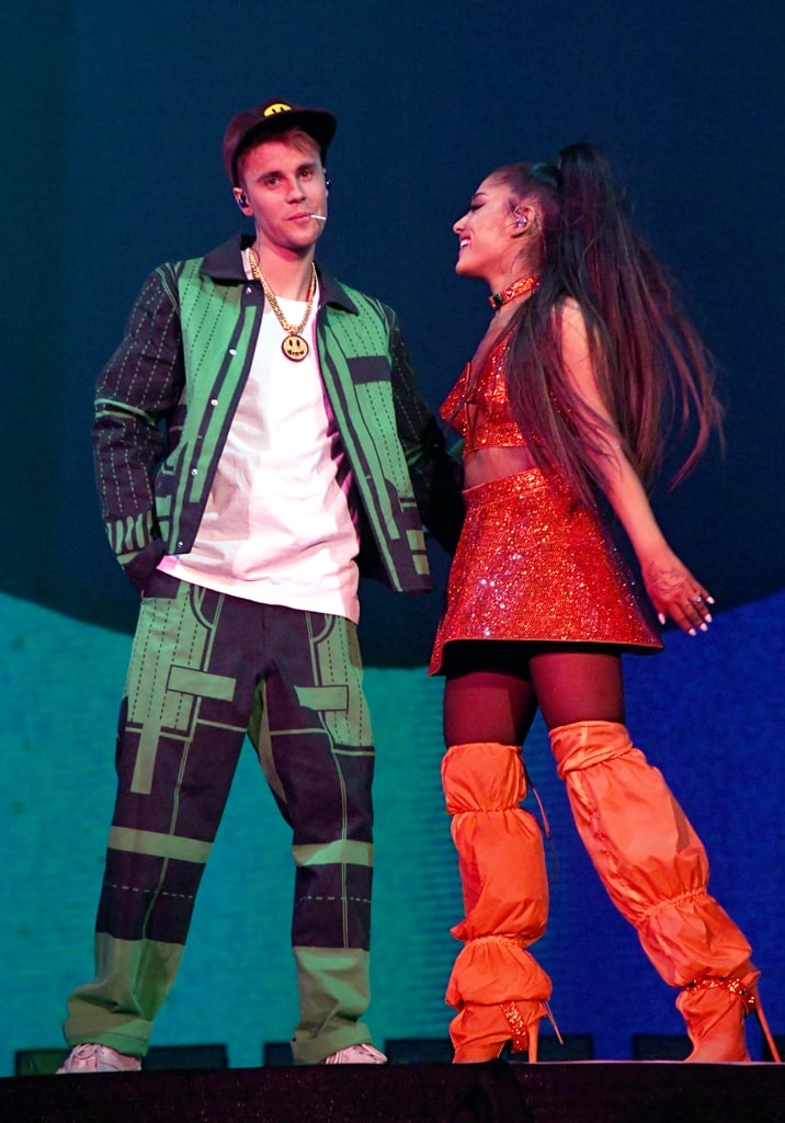  
Ariana và Justin Bieber cùng trình diễn bản hit Sorry, và bị chỉ trích là hát nhép.