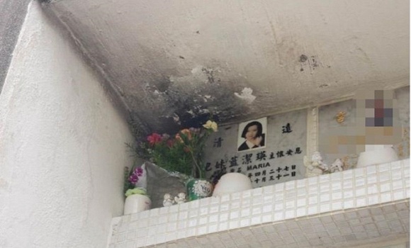  
Nơi an nghỉ của Lam Khiết Anh tại khu nghĩa trang bị vấy bẩn