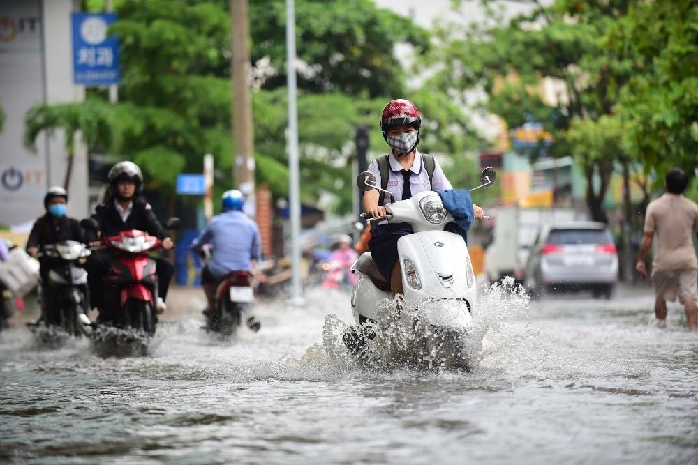 Cuối cùng Sài Gòn đã chịu đổ mưa: Lội bì bõm, té ngã mà 
