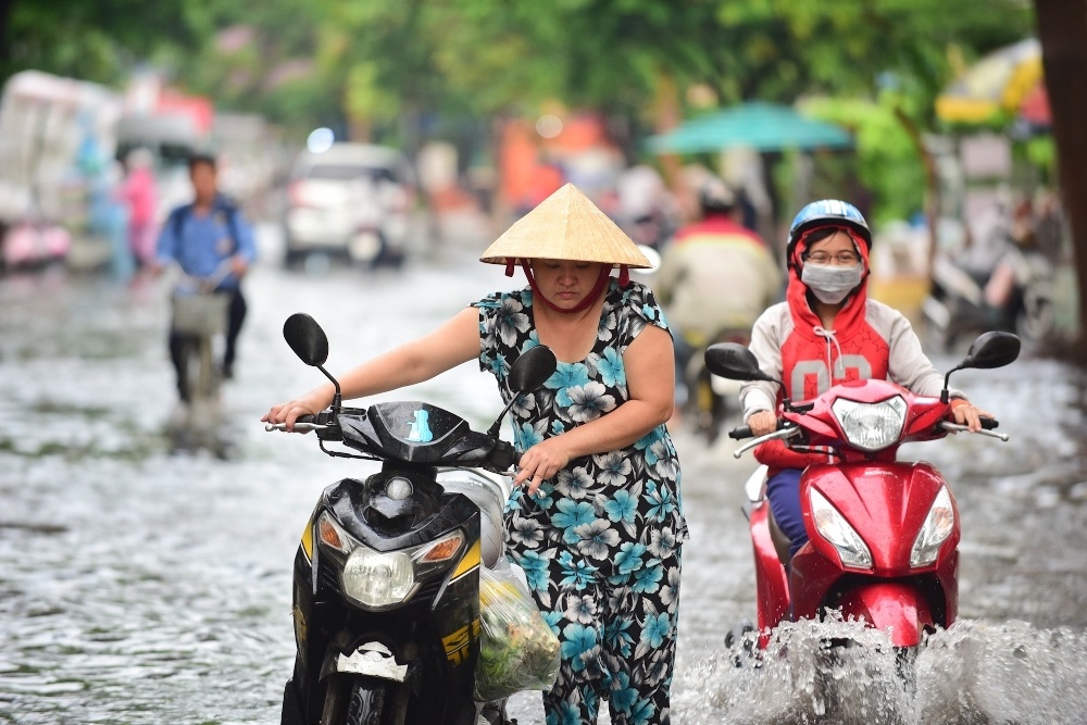 Cuối cùng Sài Gòn đã chịu đổ mưa: Lội bì bõm, té ngã mà 