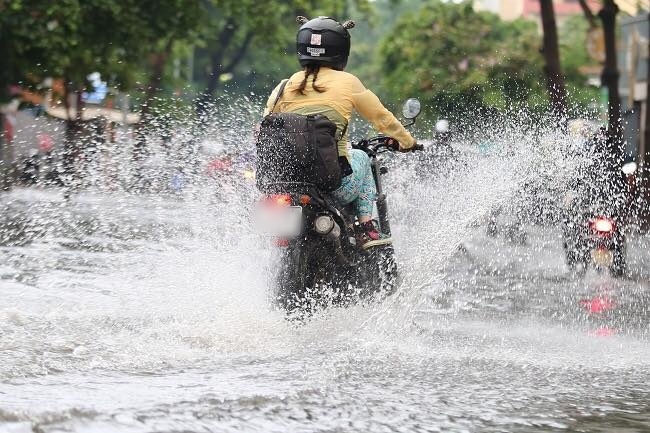 Cơn mưa khiến nhiều người thích thú sau những ngày Sài Gòn nắng nóng kéo dài hơn 35 độ C. 
