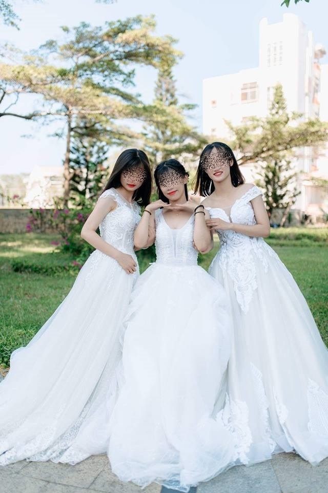  
Những nữ sinh trong chiếc váy cưới bồng bềnh
