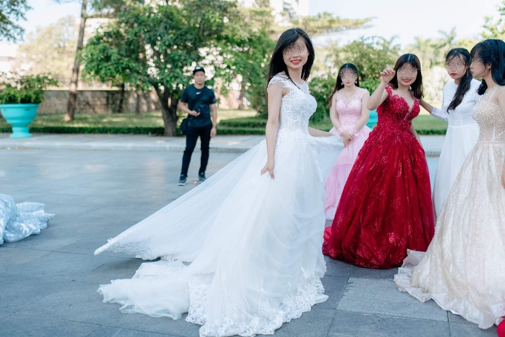 Mặc áo cưới chụp ảnh kỷ yếu, lớp học khiến CĐM tranh cãi: Độc đáo hay quá đà?