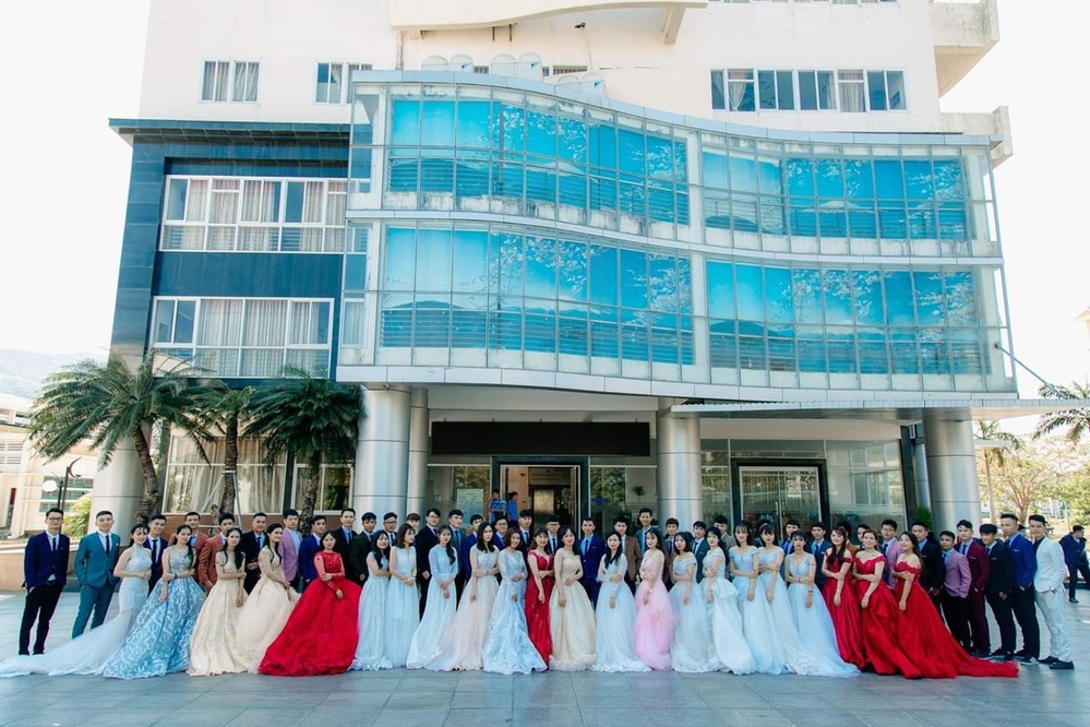 Mặc áo cưới chụp ảnh kỷ yếu, lớp học khiến CĐM tranh cãi: Độc đáo hay quá đà?
