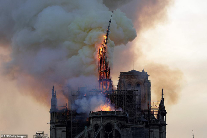  
Lửa và khói bốc lên từ Nhà thờ Đức Bà Paris ngày 15/4 - AFP