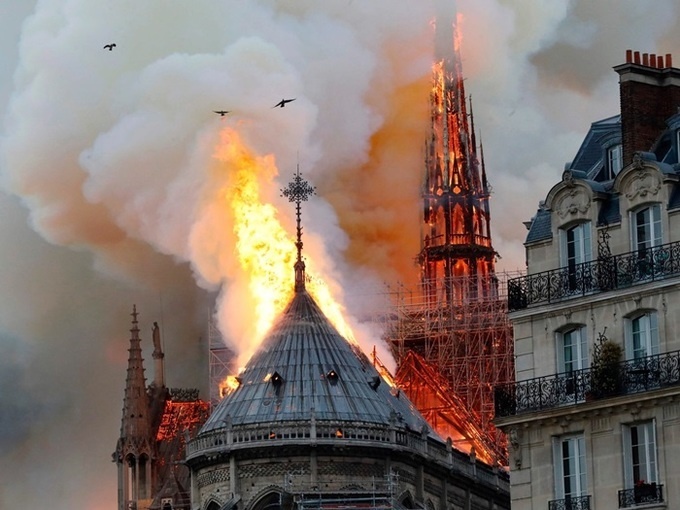  
Lửa và khói bốc lên từ Nhà thờ Đức Bà Paris ngày 15/4 - Reuters​