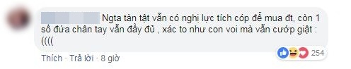 Dành dụm cả năm để mua điện thoại, chủ tiệm xúc động tặng luôn anh vé số khuyết tật chiếc iphone