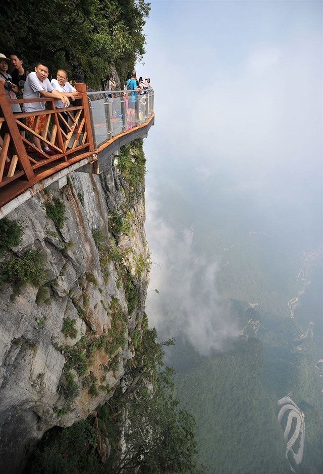 HOT: Xuất hiện cây cầu kính “ôm cua vách núi” thứ 2 ở Việt Nam - dài và cao nhất Đông Nam Á