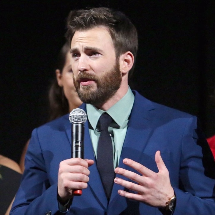  
Diễn viên Captain America mắt đỏ hoe và ngập tràn cảm xúc khi giao lưu với báo chí tại buổi premiere.
