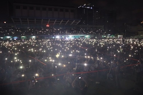  
Hơn 20.000 khán giả bật đèn flash từ điện thoại khắp sân vận động để hưởng ứng các ca sĩ.  - Tin sao Viet - Tin tuc sao Viet - Scandal sao Viet - Tin tuc cua Sao - Tin cua Sao