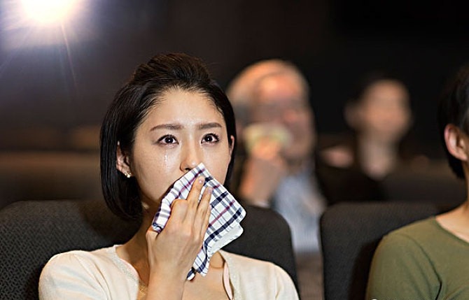  
Cô gái Trung Quốc khóc cạn nước mắt khi xem phim.