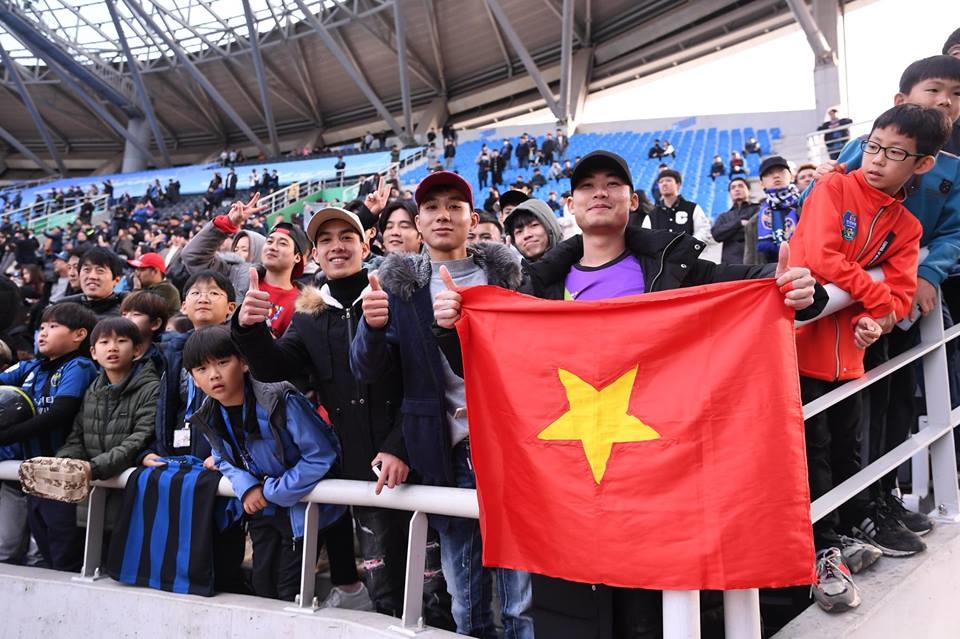  
Tại Hàn, rất nhiều fan đã tới cổ vũ Công Phượng mỗi khi anh thi đấu.