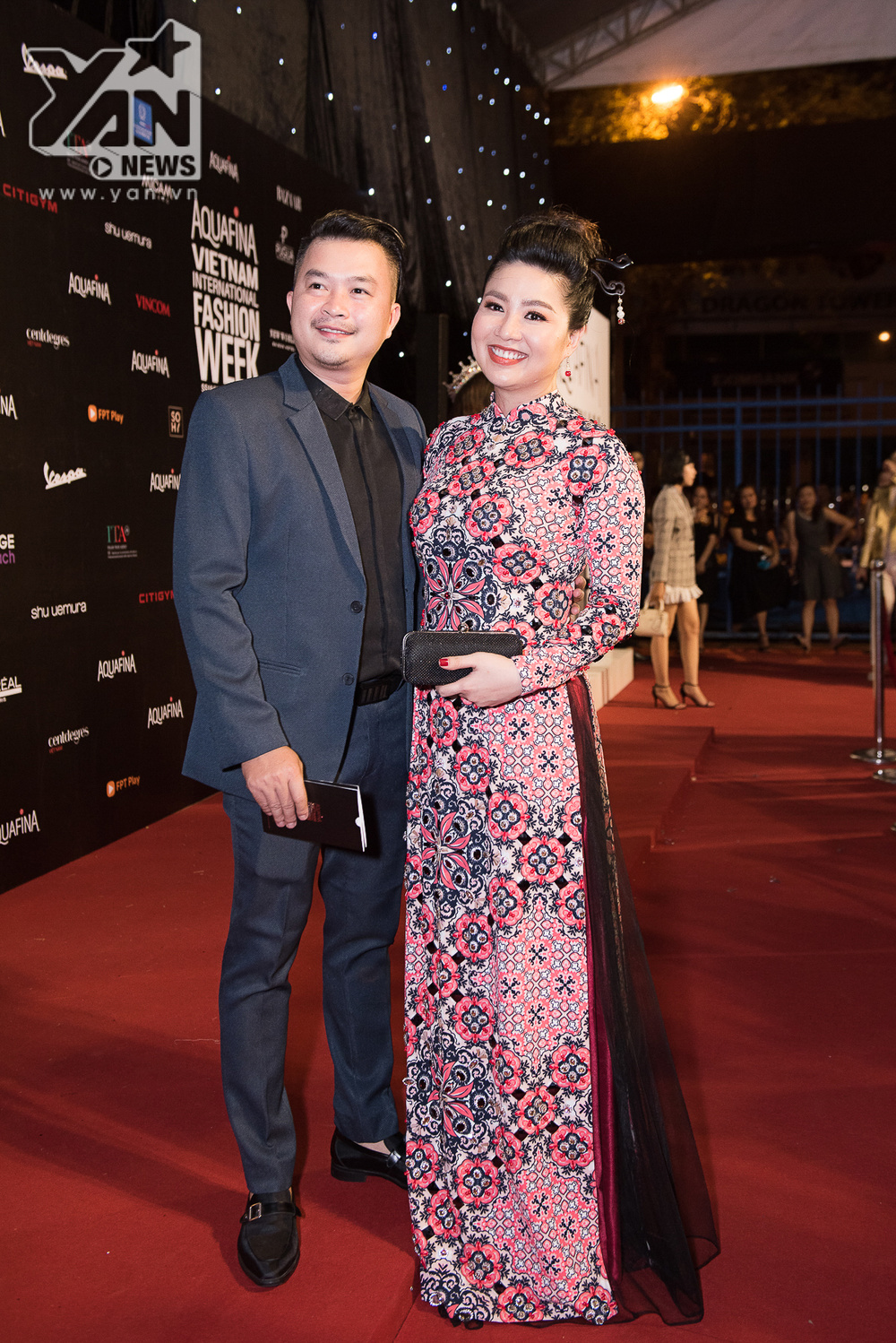  
Diễn viên Lê Khánh nổi bật trên thảm đỏ với phong cách cổ điển, sang trọng trong tà áo dài in họa tiết bắt mắt, kết hợp cùng trâm cài đầu đài các khi sánh đôi cùng ông xã.