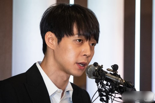 
Hình ảnh Yoochun gần đây nhất trong buổi họp báo liên quan đến scandal ma túy của hôn thê cũ