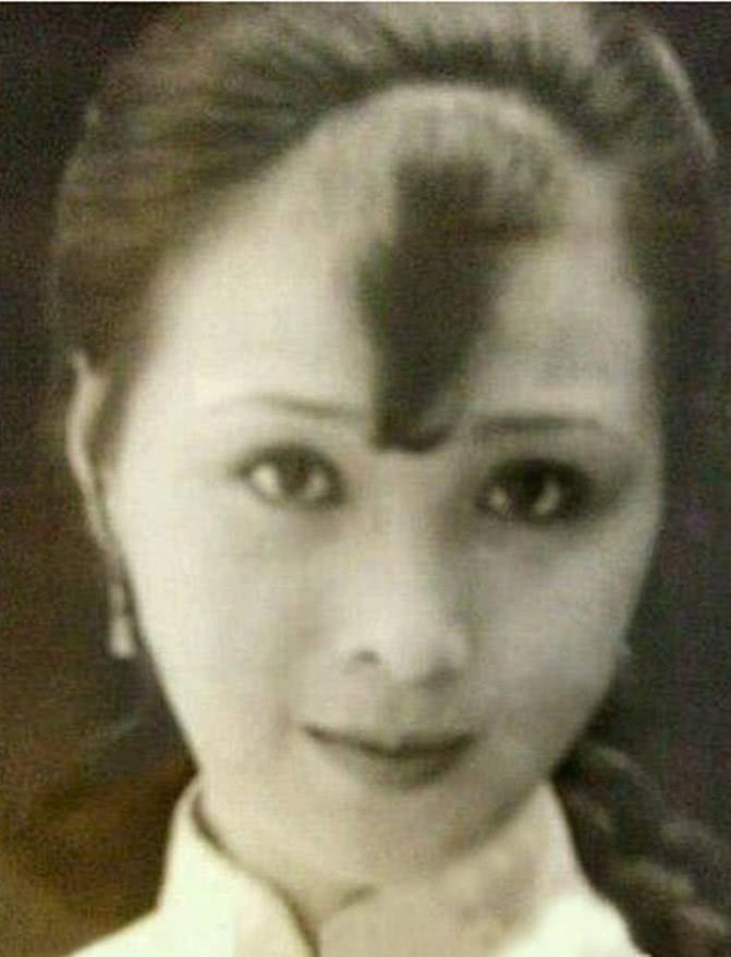  
Nhan sắc của bà ngoại Lưu Diệc Phi vẫn rất đẹp dù là trong hình ảnh đen trắng.