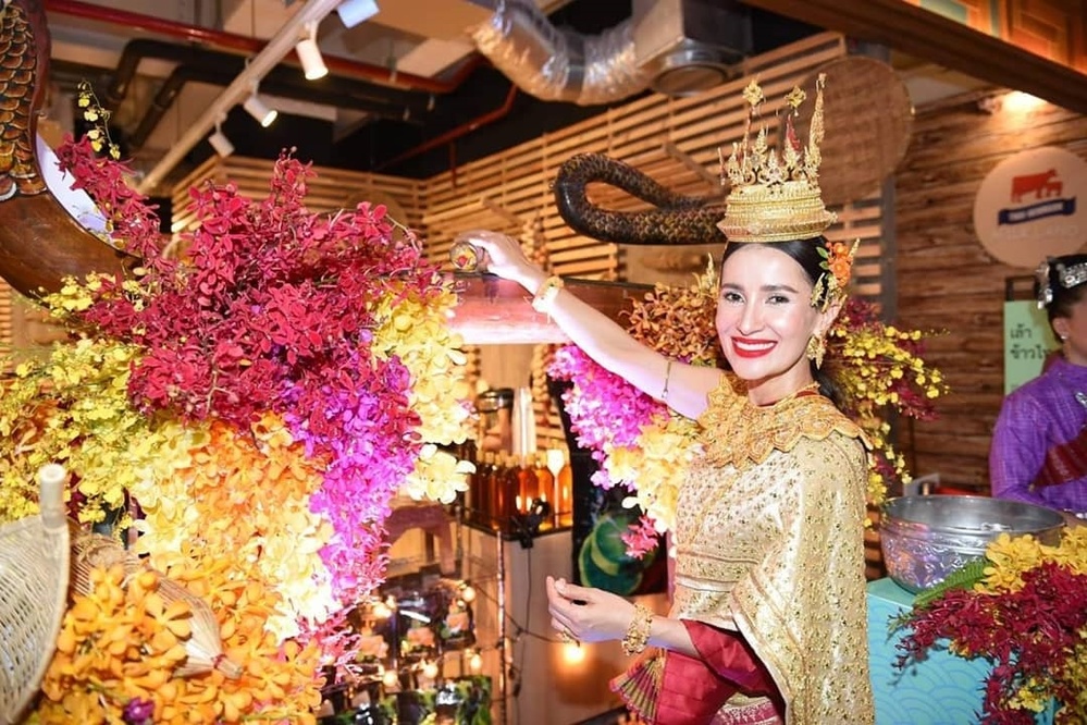  
"Công chúa giải trí Thái Lan" Anne Thongprasom lộng lẫy trong bộ trang phục truyền thống.